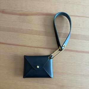 Avryn Co. Classic Leather Wallet Wristlet in Black